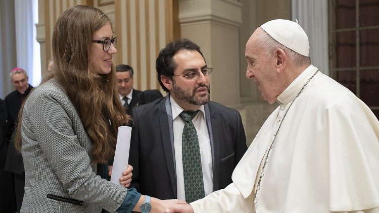 Ines Schaberger (links) und Mario Galgano bei der Vorstellung der Krippen-Challenge mit Papst Franziskus am 26. Dezember 2019
