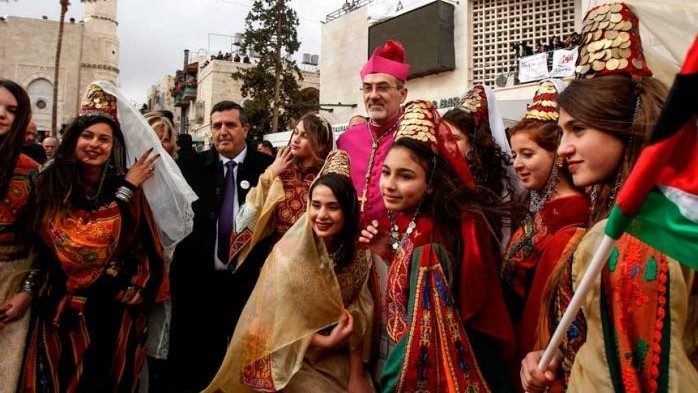 Patriarca Pierbattista Pizzaballa com jovens em Jerusalém