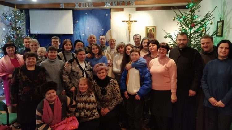 Ukrajinski vjernici s apostolskim nuncijem, nadbiskupom Claudijem Gugerottijem