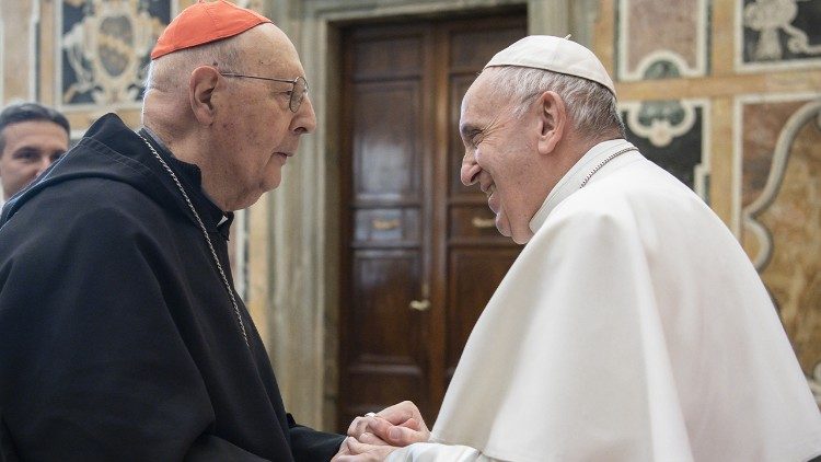 El cardenal Prosper Grech junto al Papa Francisco