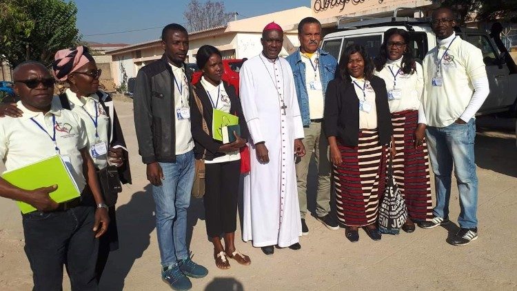 2019.12.31 ANGOLA - Mons. Gabriel Mbilingue, arcivescovo di Lubango insieme ad alcune coppie cristiane