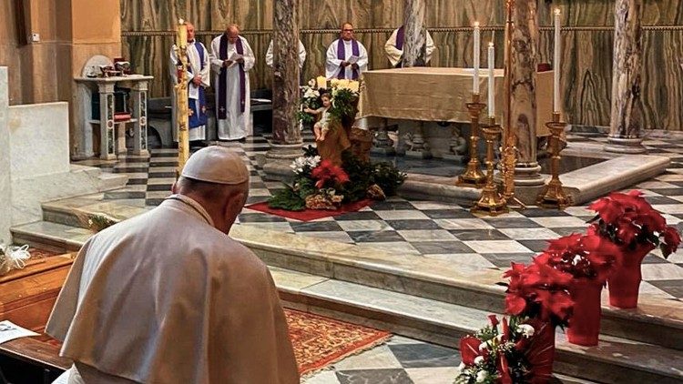 Papež Frančišek na pogrebu profesorice Marie Grazia Mara v župniji sv. Jožefa na Nomentanu v Rimu.