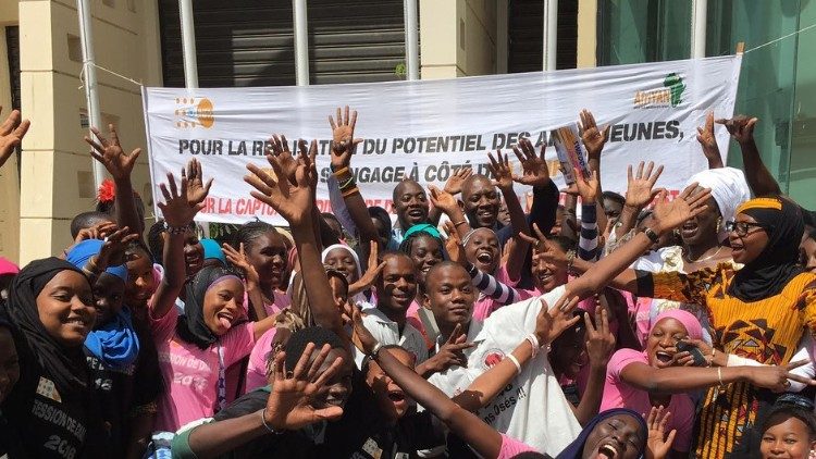 Jovens do Grupo senegalês Afriyan durante uma manifestação pelos adolescentes