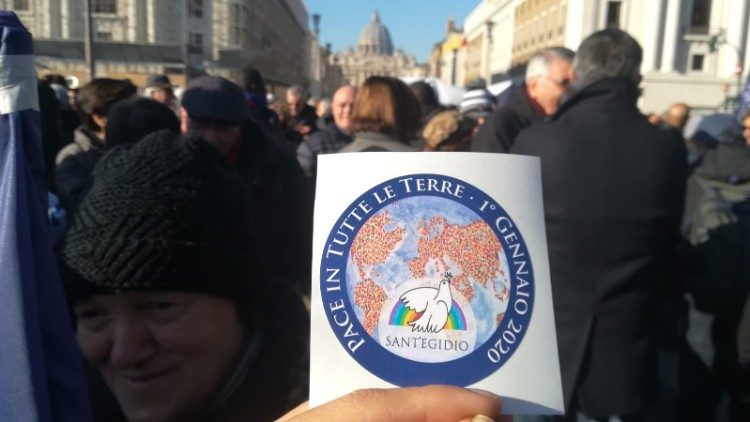 Das Logo von Sant'Egidio und einige Mitglieder vor dem Petersplatz