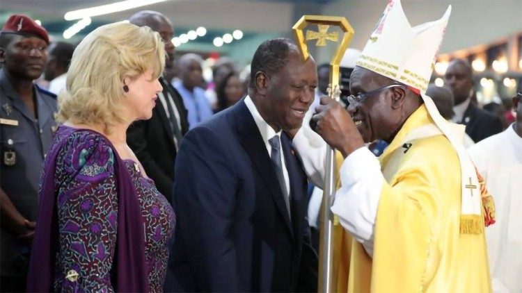 Côte d’Ivoire : Le Cardinal Jean-Pierre Kutwa saluant le Président Allasane Ouattara