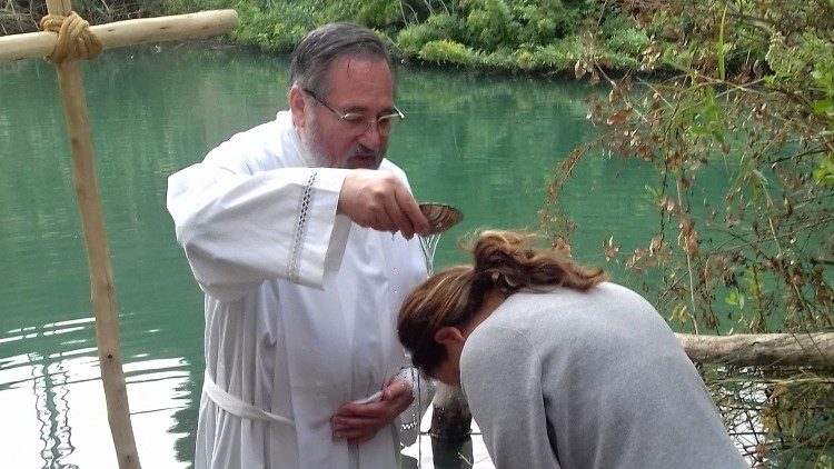Krikšto apeigos prie Jordano upės