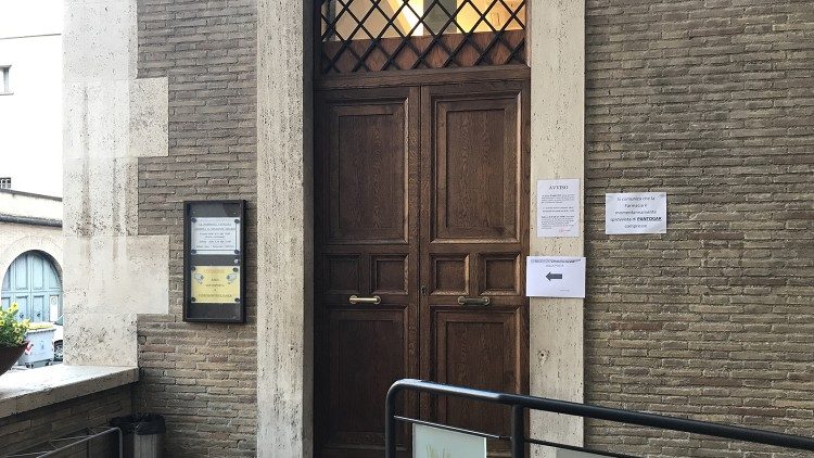 La porta della sede storica della Farmacia Vaticana chiusa per i lavori di ristrutturazione 