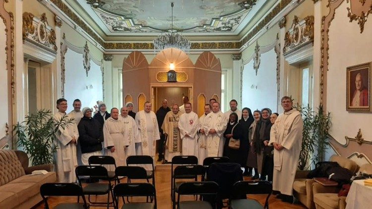 Богопосветените от Никополската епархия с епископа юбиляр.