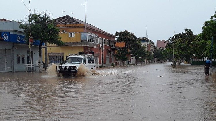 2020.01.10 Angola - Città di Sumbe inondata