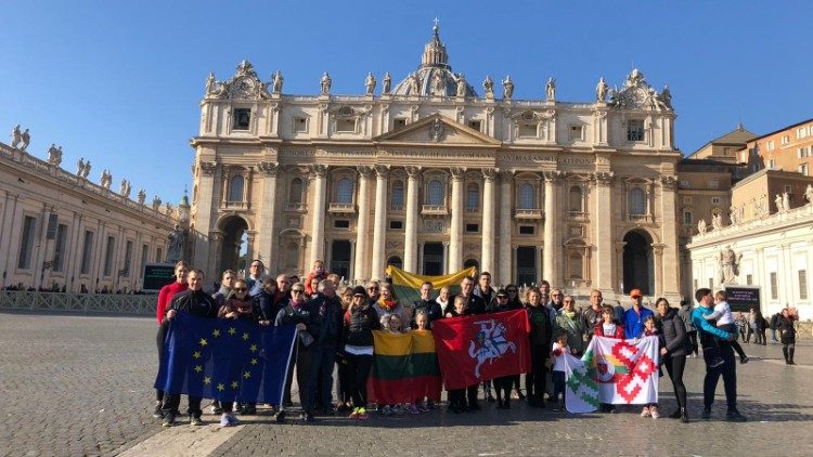 Pagarbos bėgimas „Gyvybės ir mirties keliu“ Romoje  Laisvės gynėjų dienai paminėti startavo šv. Petro aikštėje (2020 sausio 11 d.) 