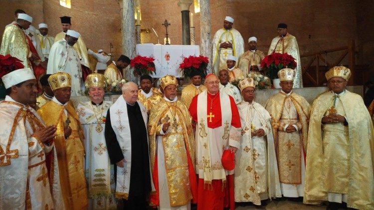 Il cardinale Sandri con i concelebranti, la termine della Divina Liturgia, davanti all'altare della chiesa di Santo Stefano degli Abissini in Vaticano