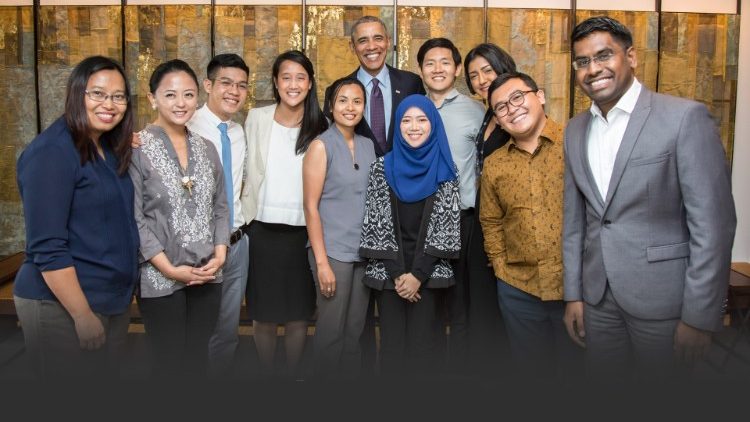 Với dự án phát triển nét văn hóa dân tộc thiếu số này, Quyền có cơ hội gặp cựu Tổng thống Obama hồi tháng 1/2018 tại Singapore. (Quyền ở vị trí thứ 3 từ trái sang).