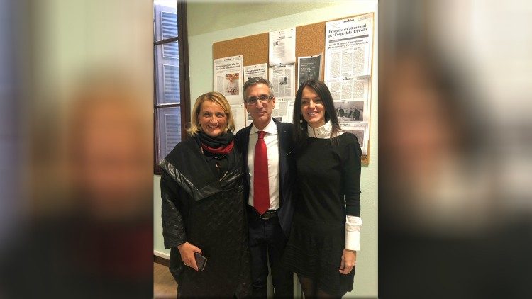 Marina insieme al dott. Gianfranco Jorizzo e all'ostetrica Elisa Gonella, dietro gli articoli di giornale con la sua storia