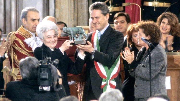 Consegna a Chiara Lubich della cittadinanza onoraria di Roma nel 2000