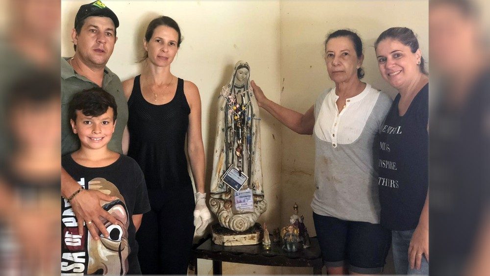 2020.01.22 Immagine della Madonna di Fatima è trovata intatta in mezzo a casa allagata nella provincia dello Spirito Santo, in Brasile.