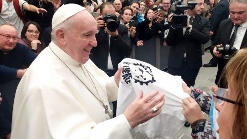 Papa Francesco saluta i giovani dei Focolari presenti all'udienza