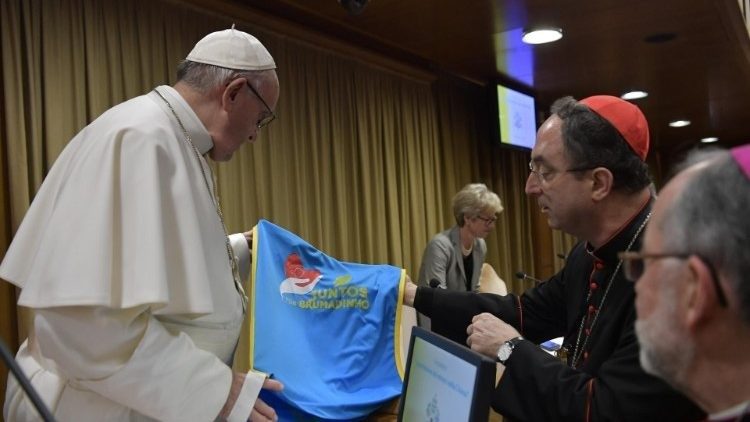Papa recebe o colete dos voluntários