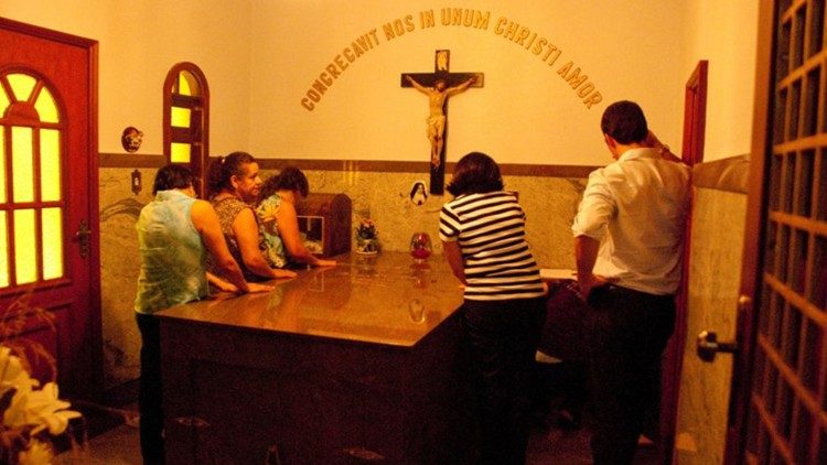 Fiéis rezam no túmulo da Irmã Maria del Monte Carmelo da Santíssima Trindade OCD 