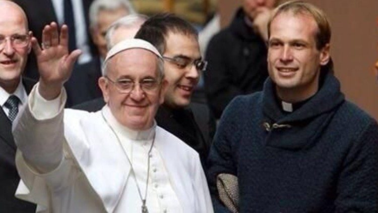 Popiežius Pranciškus ir kun. Gonzalo Aemilius 2013 kovo 17 d.