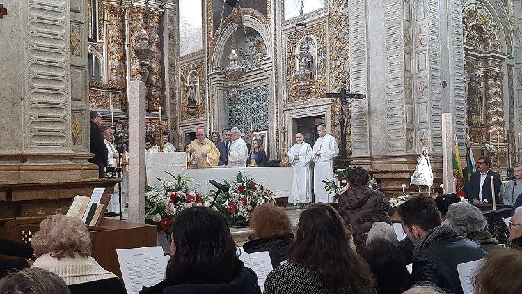 Eucaristia na igreja do santuário Nossa Senhora da Nazaré em Portugal