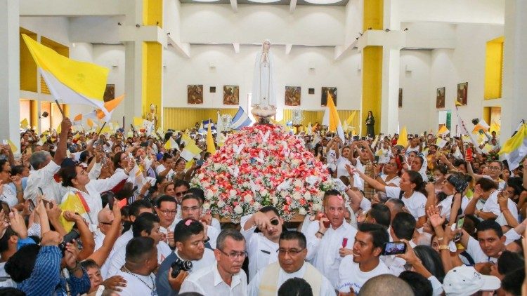 Fieles en catedral de Managua dan bienvenida a la Virgen de Fátima