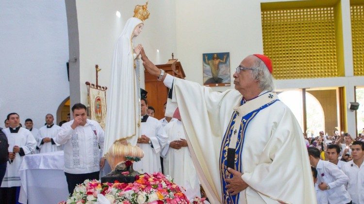 El Cardenal Leopoldo Brenes ante la imagen de Nuestra Señora de Fátima, en una foto de archivo