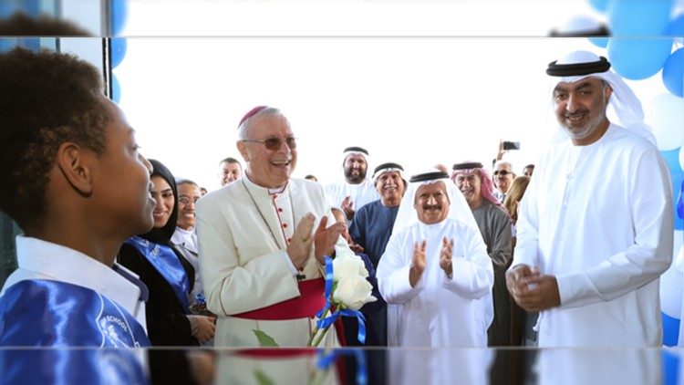 Bischof Paul Hinder (mittig links) bei Eröffnung einer katholischen Schule in den Vereinigten Arabischen Emiraten