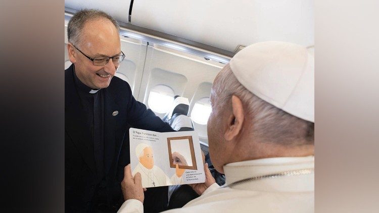 Papež s prvním návrhem knihy, která se dnes dostává do knihkupectví