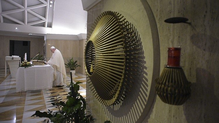  Papa kremton Meshën në Shën Martë