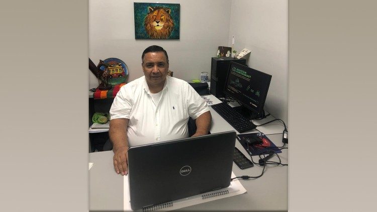Manuel Sierra profesor y epidemiólogo hondureño desde su oficina 
