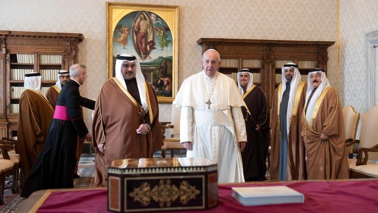 Францішак падчас ватыканскай сустрэчы з Салманам бін Хамадам Аль Халіфой, спадчыннікам трона Бахрэйна. 3 лютага 2020 года