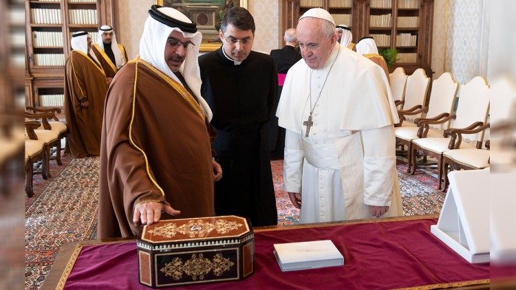 O Papa Francisco e o Rei do Bahrein, Hamad bin Isa al Khalifa, durante audiência, no Vaticano,  em 3 de fevereiro de 2020