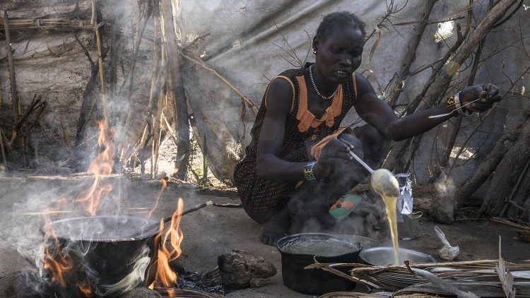 Cucina con gli aiuti del Pam in un campo per rifugiati in Sud Sudan