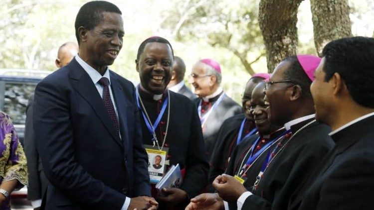 ஆயர்களுடன் Zambia முன்னாள் அரசுத்தலைவர் Edgar Lungu 