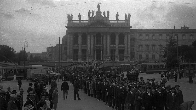 Pellegrini in una foto storica di Piazza di Porta S. Giovanni