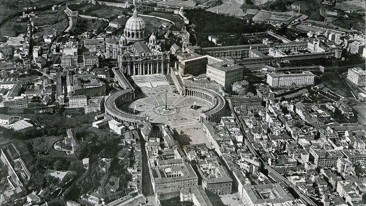 2020.02.10 Città del Vaticano, in una foto aerea da un dirigibile, nel 1922.
