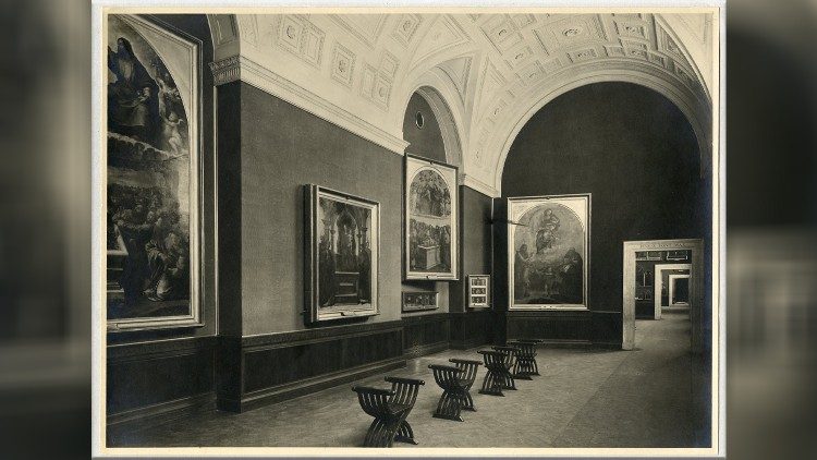La Pala dei Decemviri (secondo quadro da sinistra) nella Pinacoteca Vaticana ai tempi di Pio X. Foto © Governatorato SCV – Direzione dei Musei