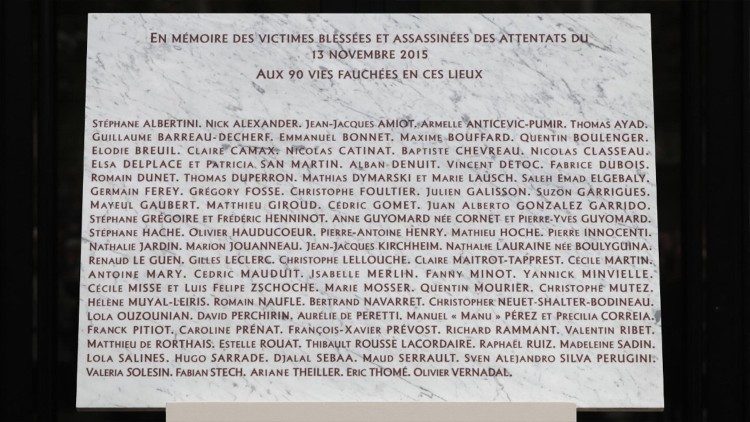 희생자들의 이름이 새겨진 추모비. 왼쪽 끝에서 두 번째 줄에 조르주의 딸 롤라의 이름이 새겨져 있다.