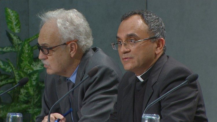 Il professor Carlos Nobre e padre Adelson Araújo dos Santos