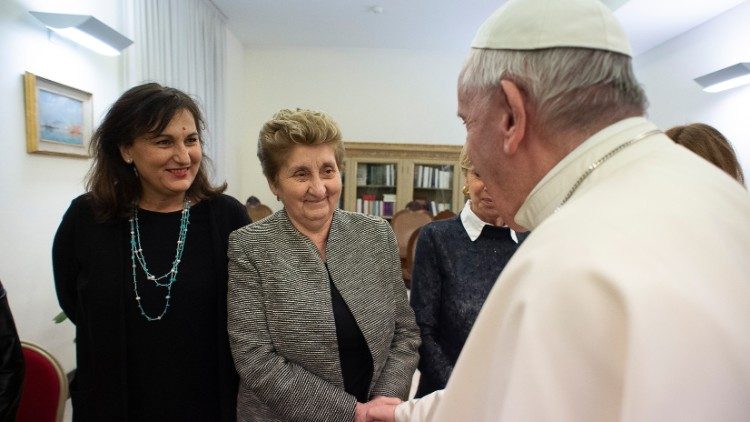Papež František na soukromé návštěvě Pediatrické nemocnice Bambino Gesù s její ředitelkou Mariellou Enoc (10. února 2019)