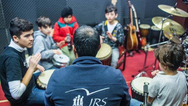 Refugiados e requerentes de asilo durante uma aula de música organizada pelo Serviço Jesuíta para Refugiados (Kristóf Hölvényi / JRS Hrvatska)