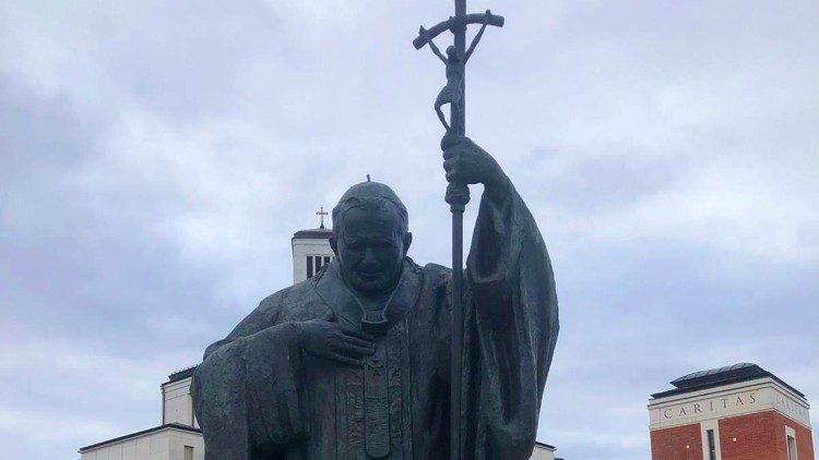  Estátua de São João Paulo II emociona fiéis 