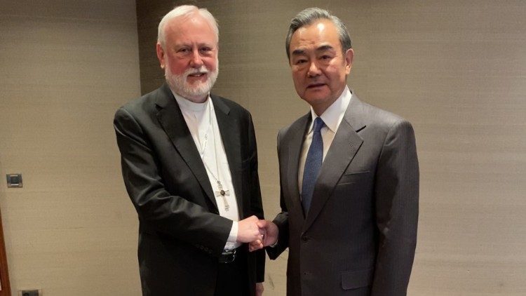 Paul Richard Gallagher érsek és Wang Yi kínai külügyminiszter