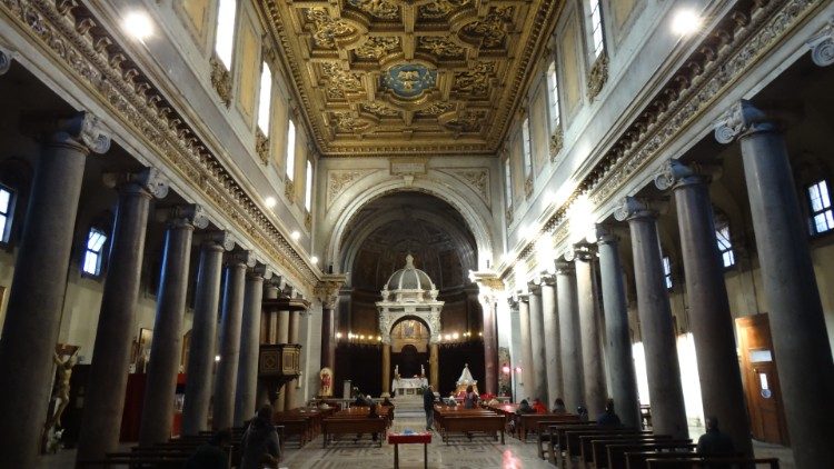A San Crisogono bazilika belseje az eredeti oszloprenddel 