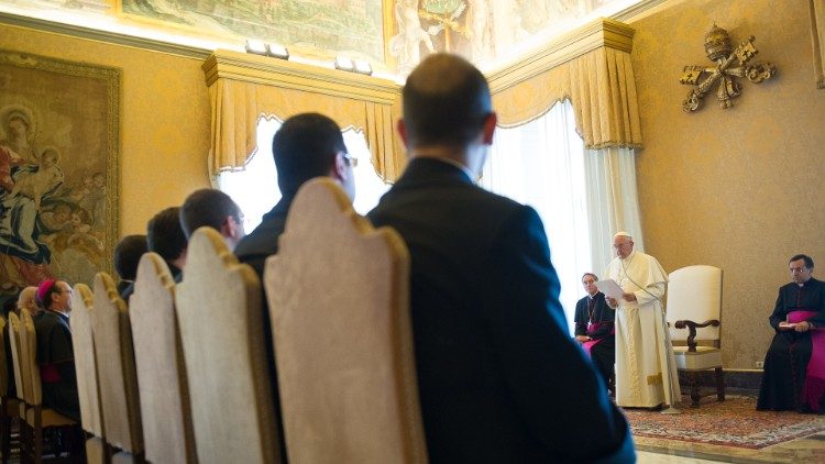 Franziskus  spricht zu Priestern, die an der Päpstlichen Diplomatenakademie ausgebildet werden