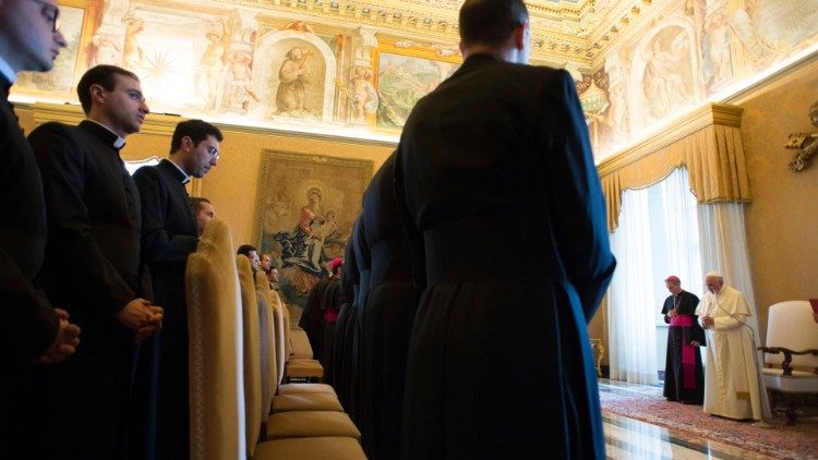 教皇フランシスコと教皇庁立教会アカデミー関係者　2015年6月