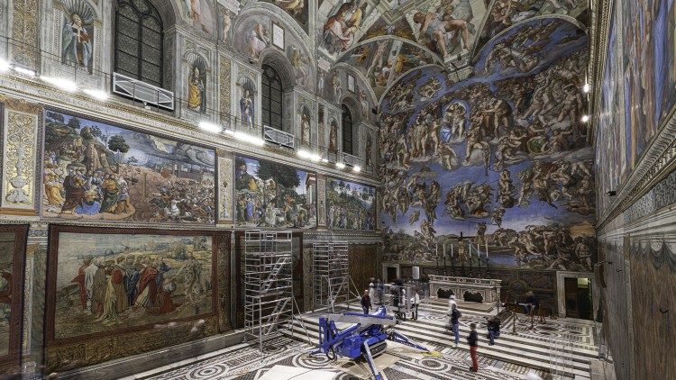 Allestimento dell'esposizione degli arazzi di Raffaello in Cappella Sistina. Foto © Governatorato SCV – Direzione dei Musei