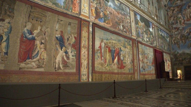 Сикстинската капела с изложените гоблени по рисунки на Рафаело, февруари 2020