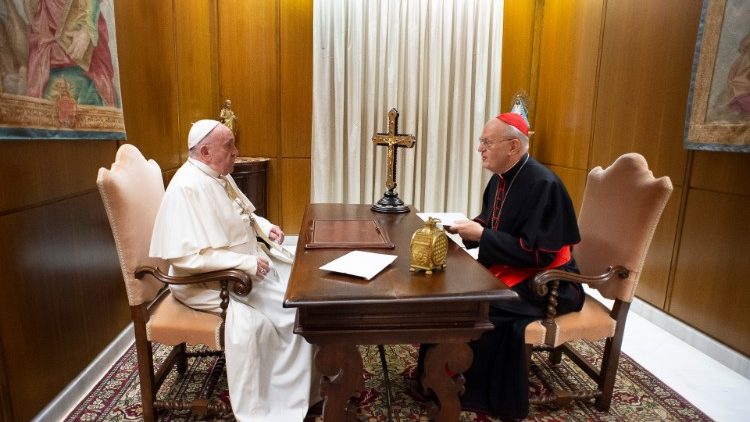 Madžarski kardinal Erdo pri papežu Frančišku.