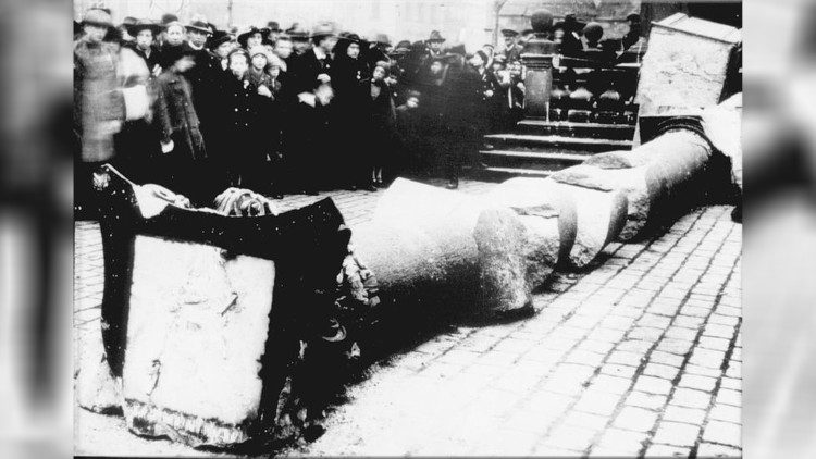 Coluna quando havia sido derrubada em 1918